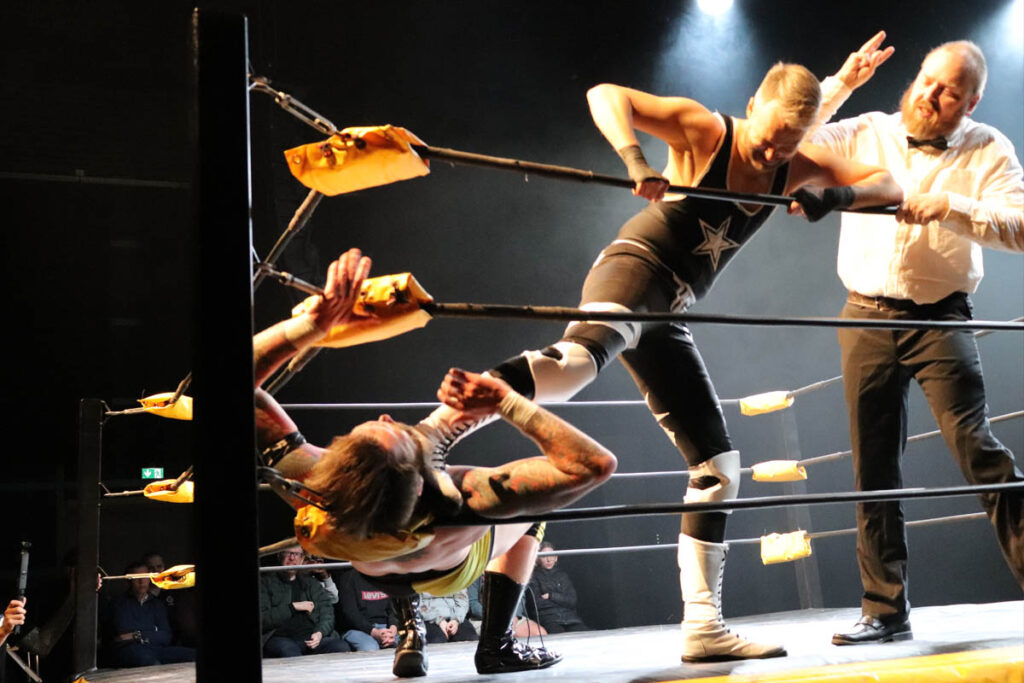Wrestling i Norge: Brygga Kultursal, Halden 24. mai 2025 - Show og underholdning med Norsk eliteWRESTLING. Foto: www.sportsunderholdning.no