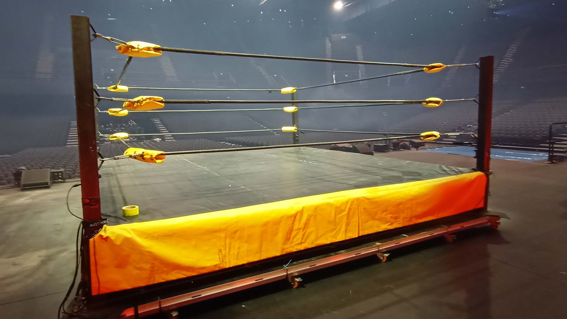 Leie av wrestlingring / boksering: Norsk eliteWRESTLING tilbyr utleie av Norges mest mobile wrestlingring («boksering»), og det innebærer rask opprigg og nedrigg. Wrestlingringen kan leies til bruk som scene, podium eller kulisse på arrangementer eller i forbindelse med TV-produksjon, film og reklame. Wrestlingringen kan også brukes til oppvisninger innen kampsport, boksing og liknende.